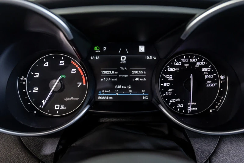 Alfa Romeo Giulia Veloce* CARFAX* АвтоКредит* (ЦЕНА ДО БГ), снимка 16 - Автомобили и джипове - 53244052