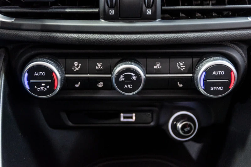 Alfa Romeo Giulia Veloce* CARFAX* АвтоКредит* (ЦЕНА ДО БГ), снимка 17 - Автомобили и джипове - 53244052