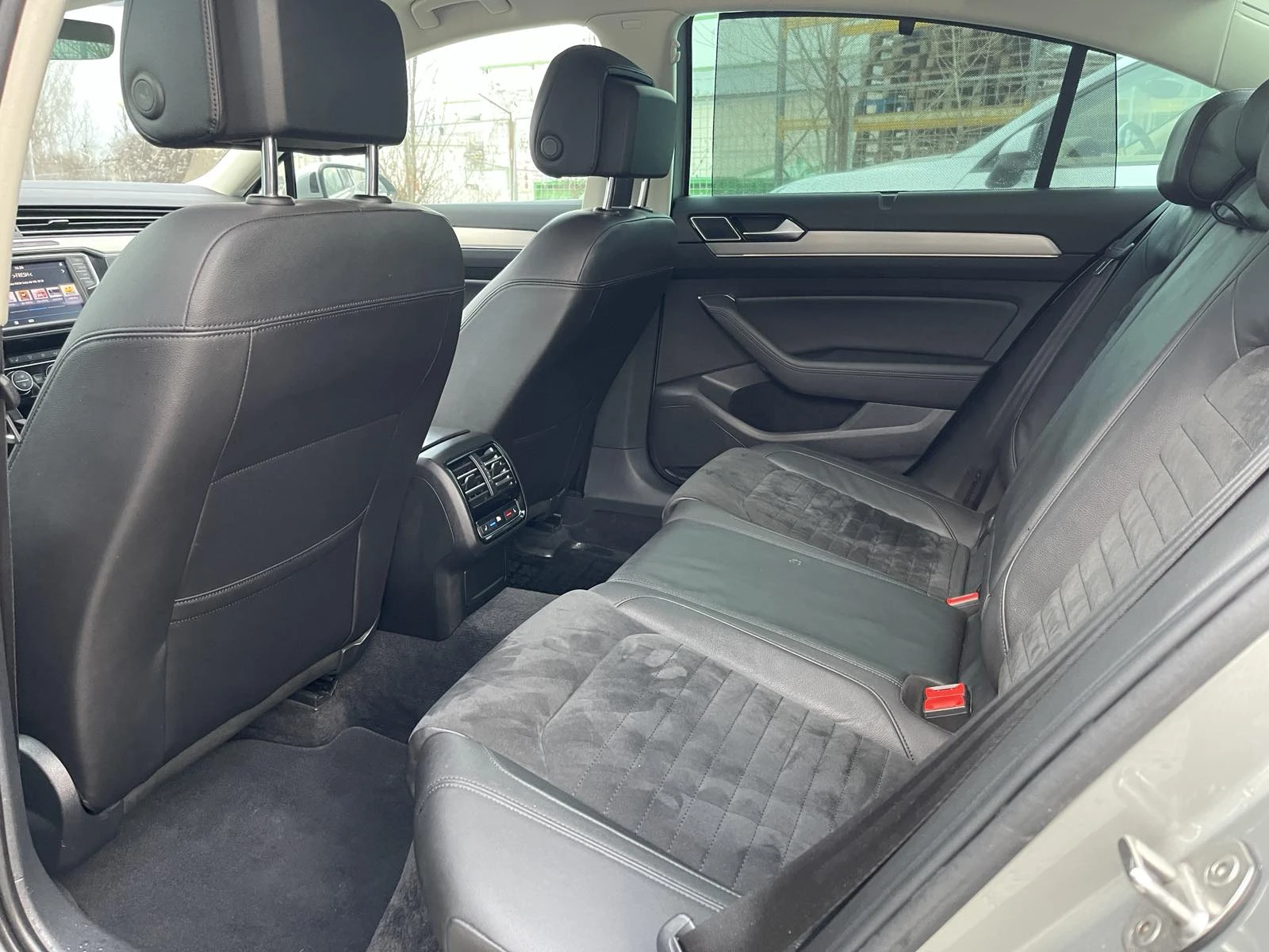 VW Passat 2.0 GT TDI 4Motion Хед-ъп/ Виртуал/ Камера - изображение 10