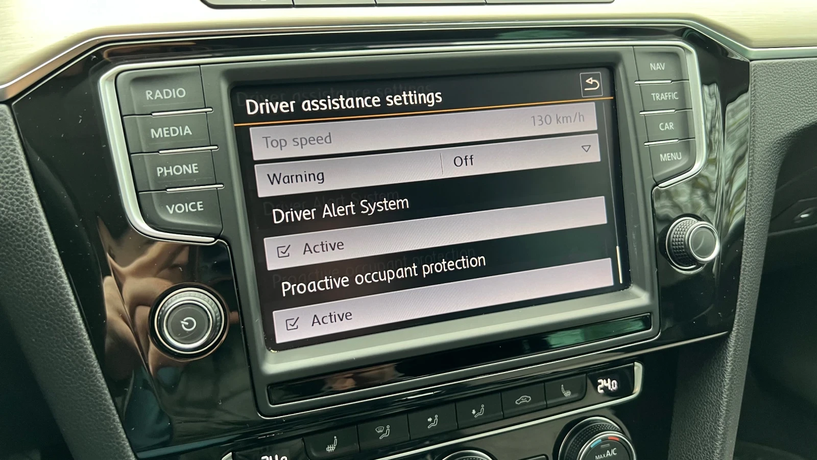 VW Passat 2.0 TDI Highline SWISS, снимка 15 - Автомобили и джипове - 52903244