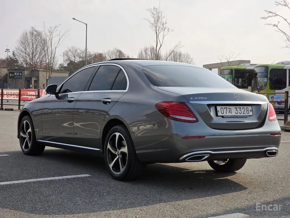 Mercedes-Benz E 220  - изображение 4