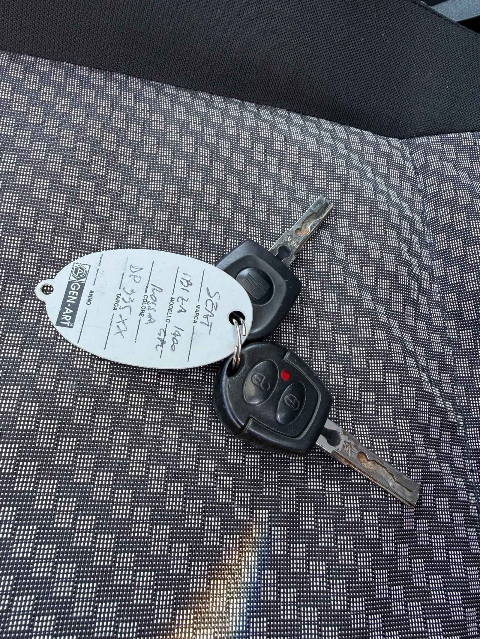 Seat Ibiza 1.4i, снимка 17 - Автомобили и джипове - 54329303