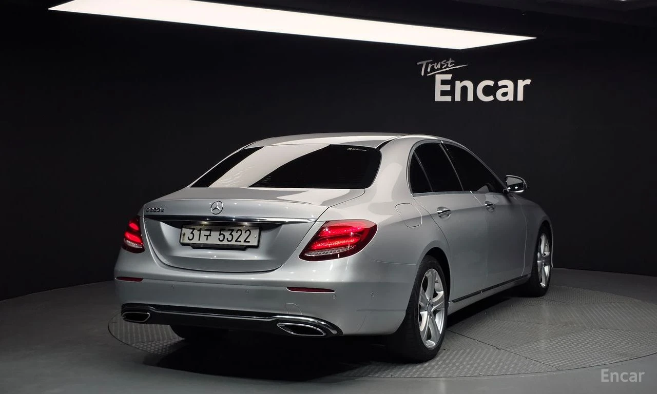 Mercedes-Benz E 220 ПОДГРЕВ* КАМЕРА* PARK ASSIST* HEADUP, снимка 2 - Автомобили и джипове - 54391318