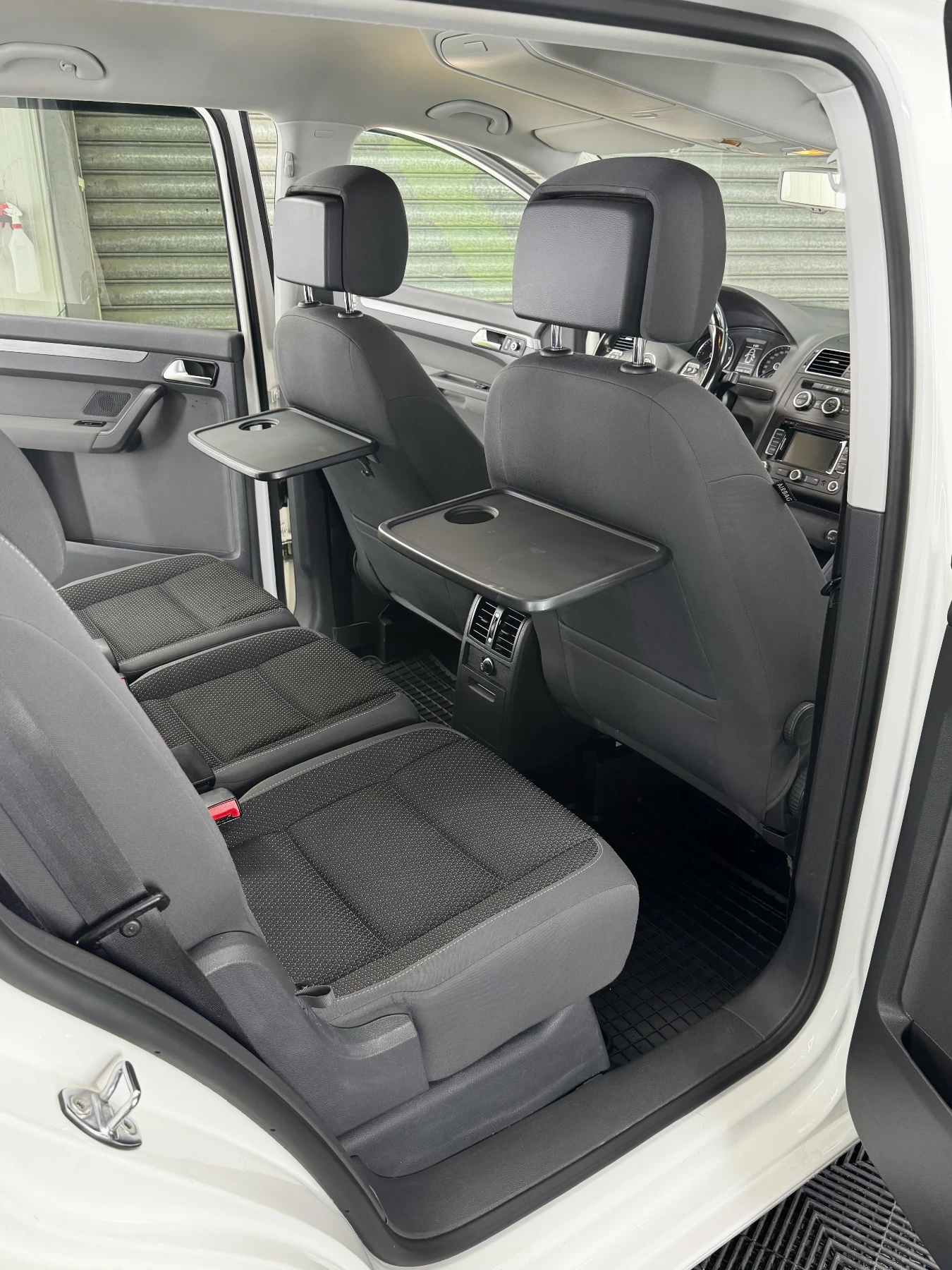 VW Touran 1.6 TDI, снимка 11 - Автомобили и джипове - 56570942