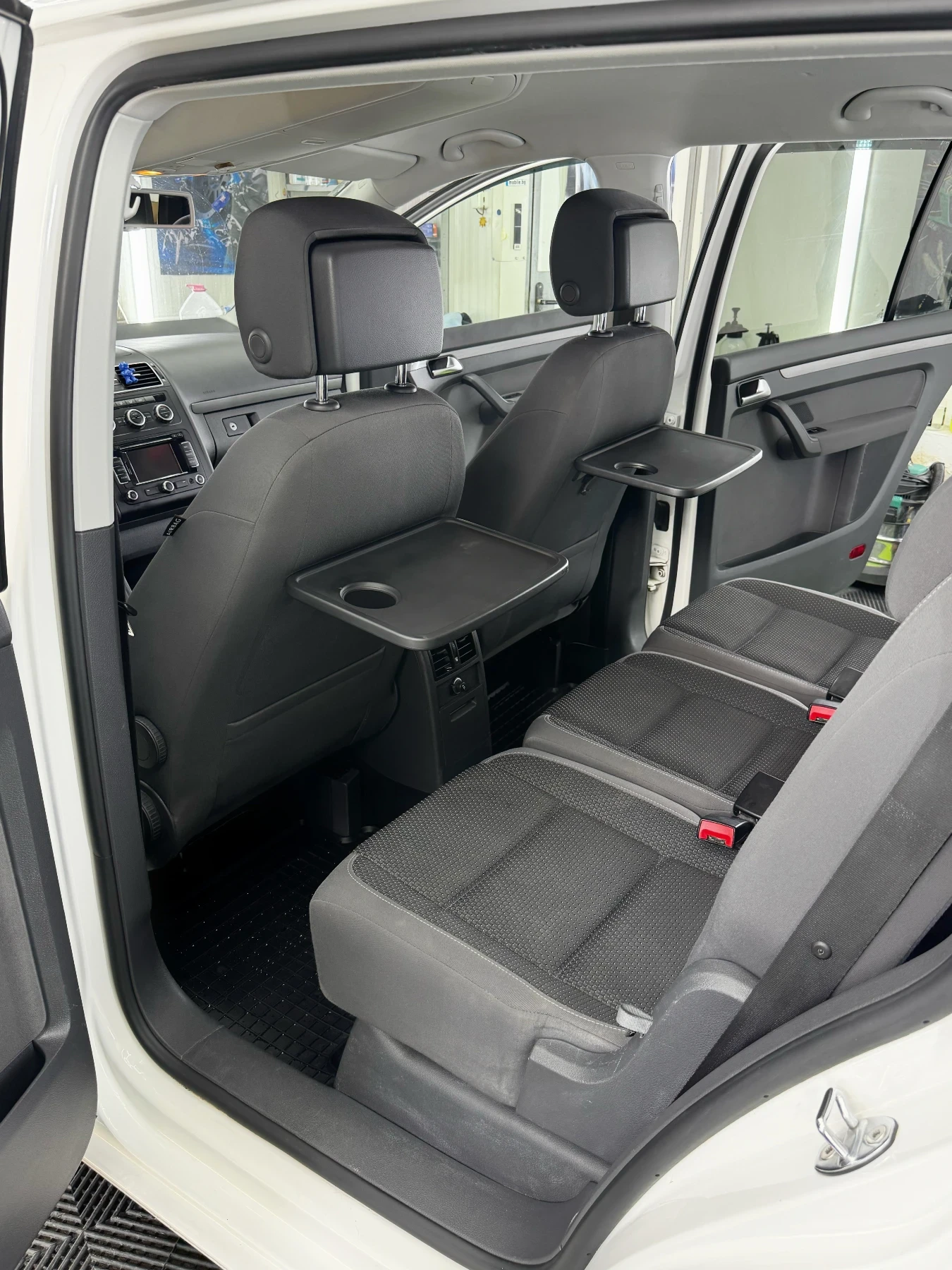 VW Touran 1.6 TDI, снимка 10 - Автомобили и джипове - 56570942