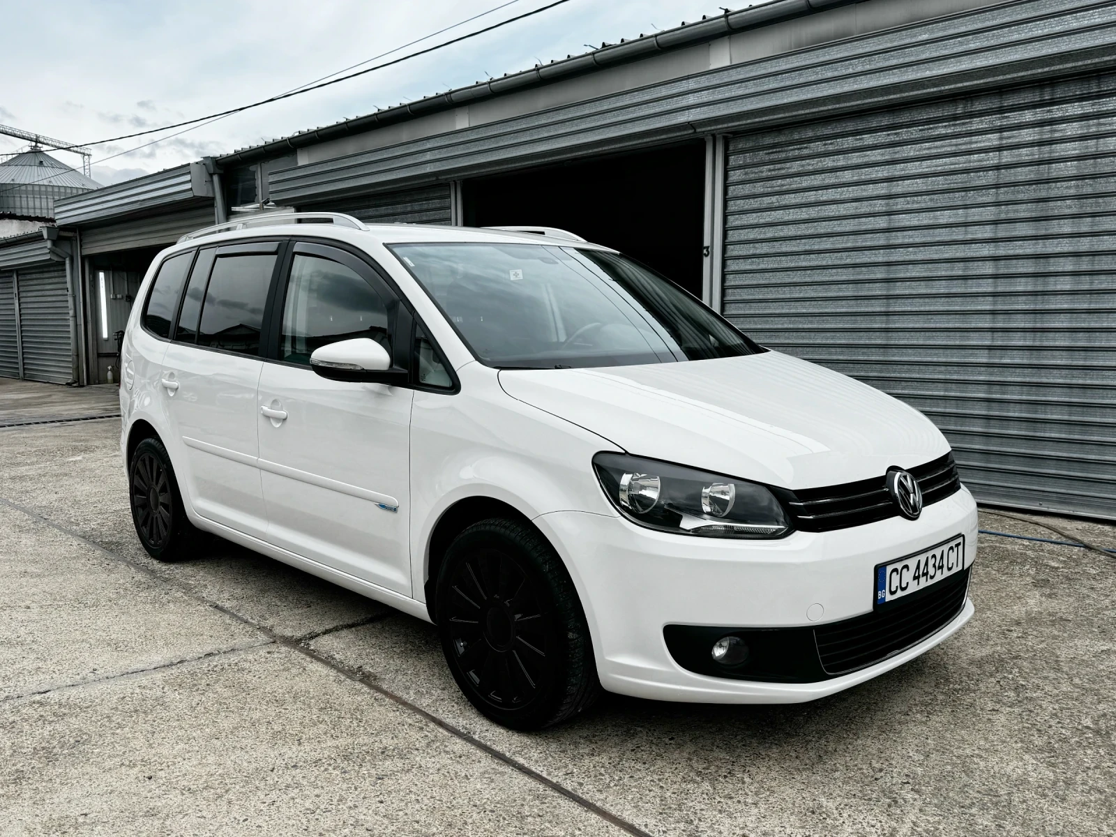 VW Touran 1.6 TDI, снимка 2 - Автомобили и джипове - 56570942
