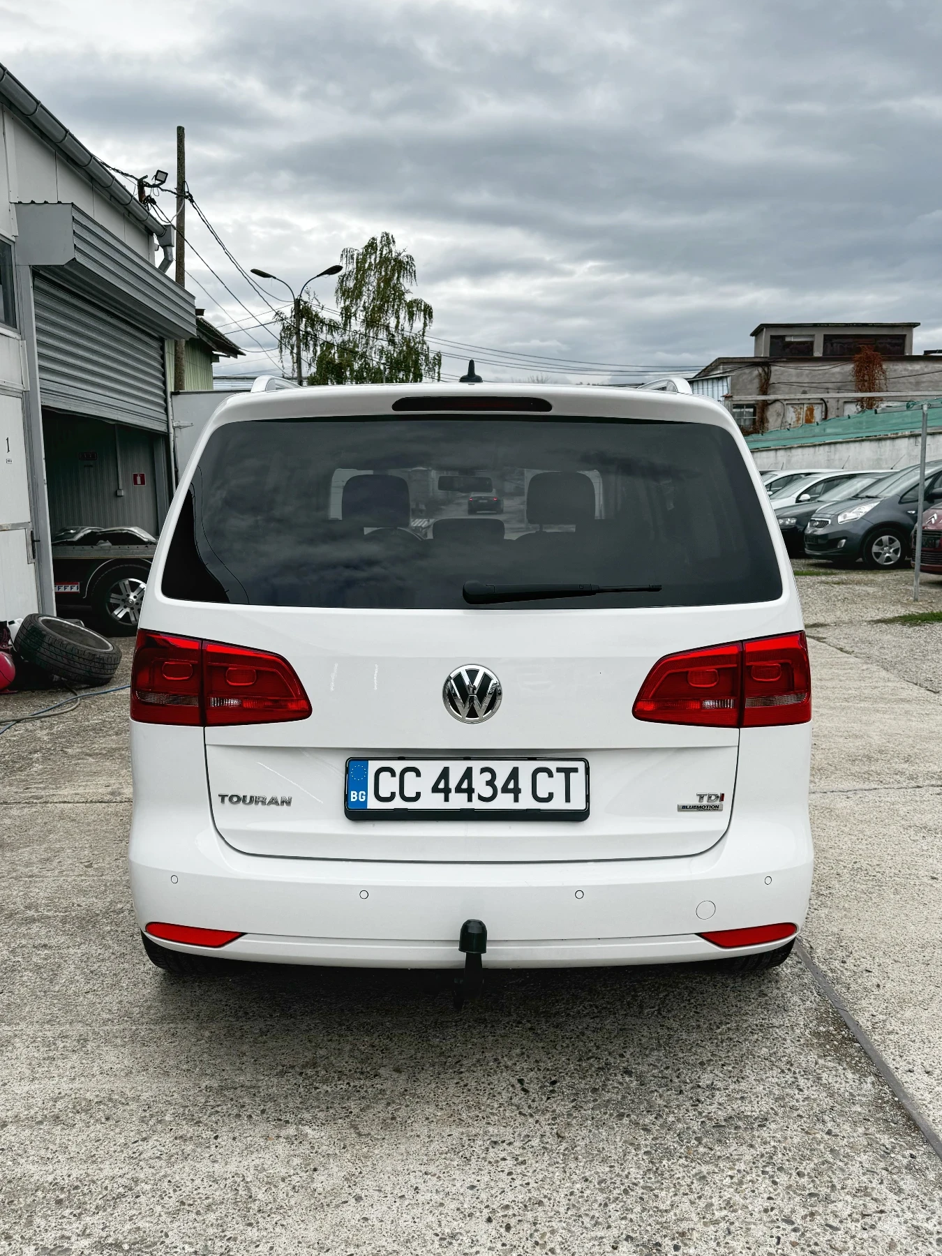 VW Touran 1.6 TDI, снимка 6 - Автомобили и джипове - 56570942