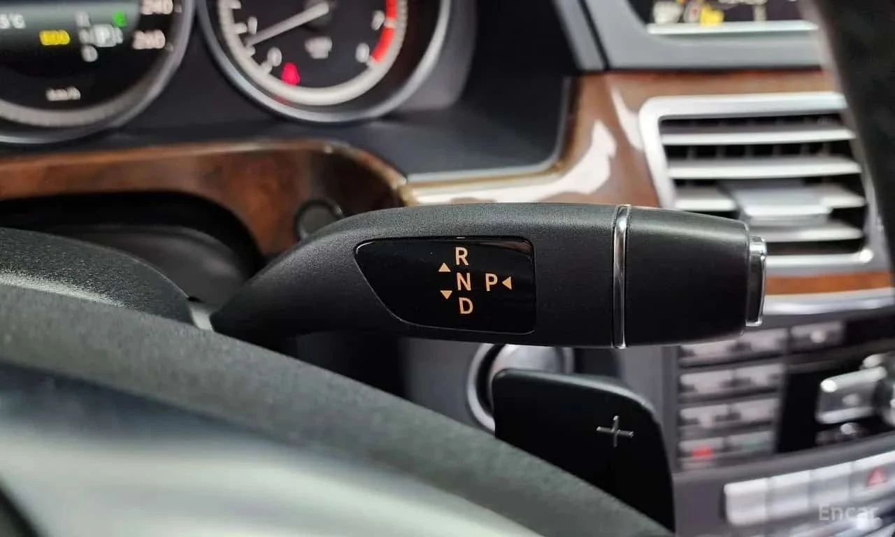 Mercedes-Benz E 300, снимка 9 - Автомобили и джипове - 56685410