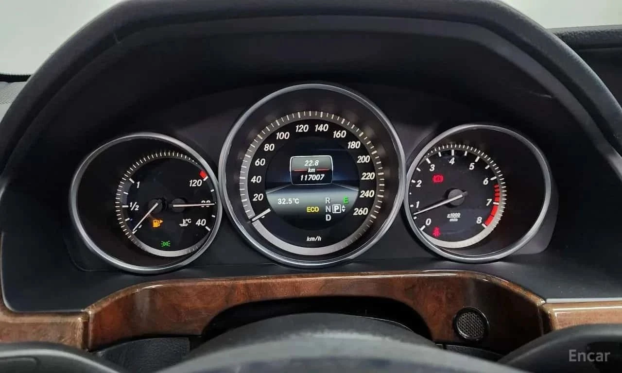 Mercedes-Benz E 300, снимка 8 - Автомобили и джипове - 56685410