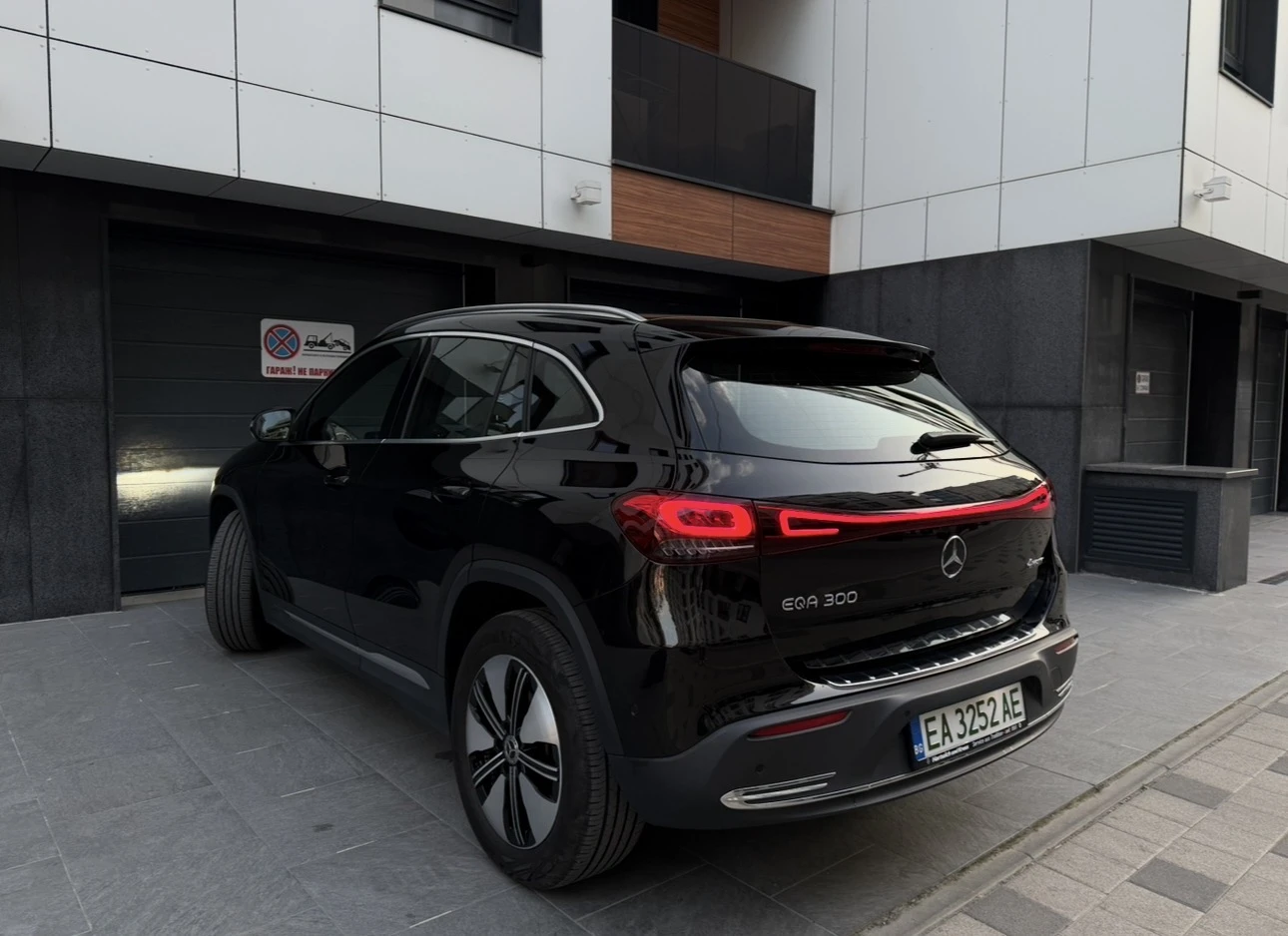 Mercedes-Benz EQA 300 4MATIC ГАРАНЦИЯ | LED | Keyless | Подгрев, снимка 3 - Автомобили и джипове - 55657946