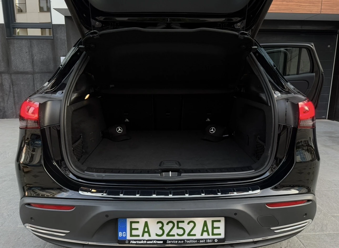 Mercedes-Benz EQA 300 4MATIC ГАРАНЦИЯ | LED | Keyless | Подгрев, снимка 6 - Автомобили и джипове - 55657946