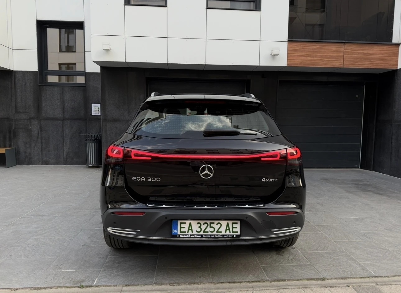 Mercedes-Benz EQA 300 4MATIC ГАРАНЦИЯ | LED | Keyless | Подгрев, снимка 4 - Автомобили и джипове - 55657946