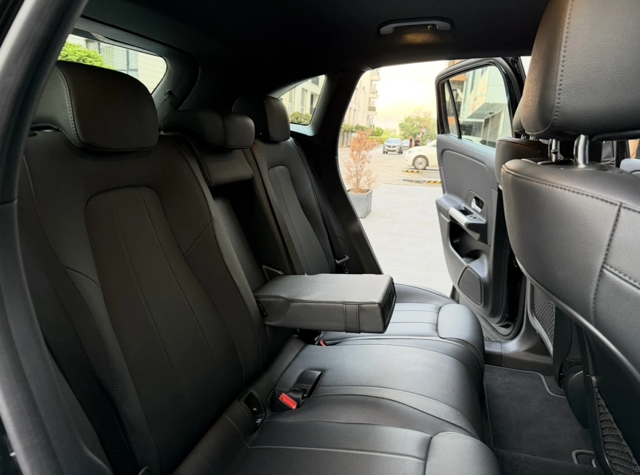 Mercedes-Benz EQA 300 4MATIC ГАРАНЦИЯ | LED | Keyless | Подгрев, снимка 14 - Автомобили и джипове - 55657946