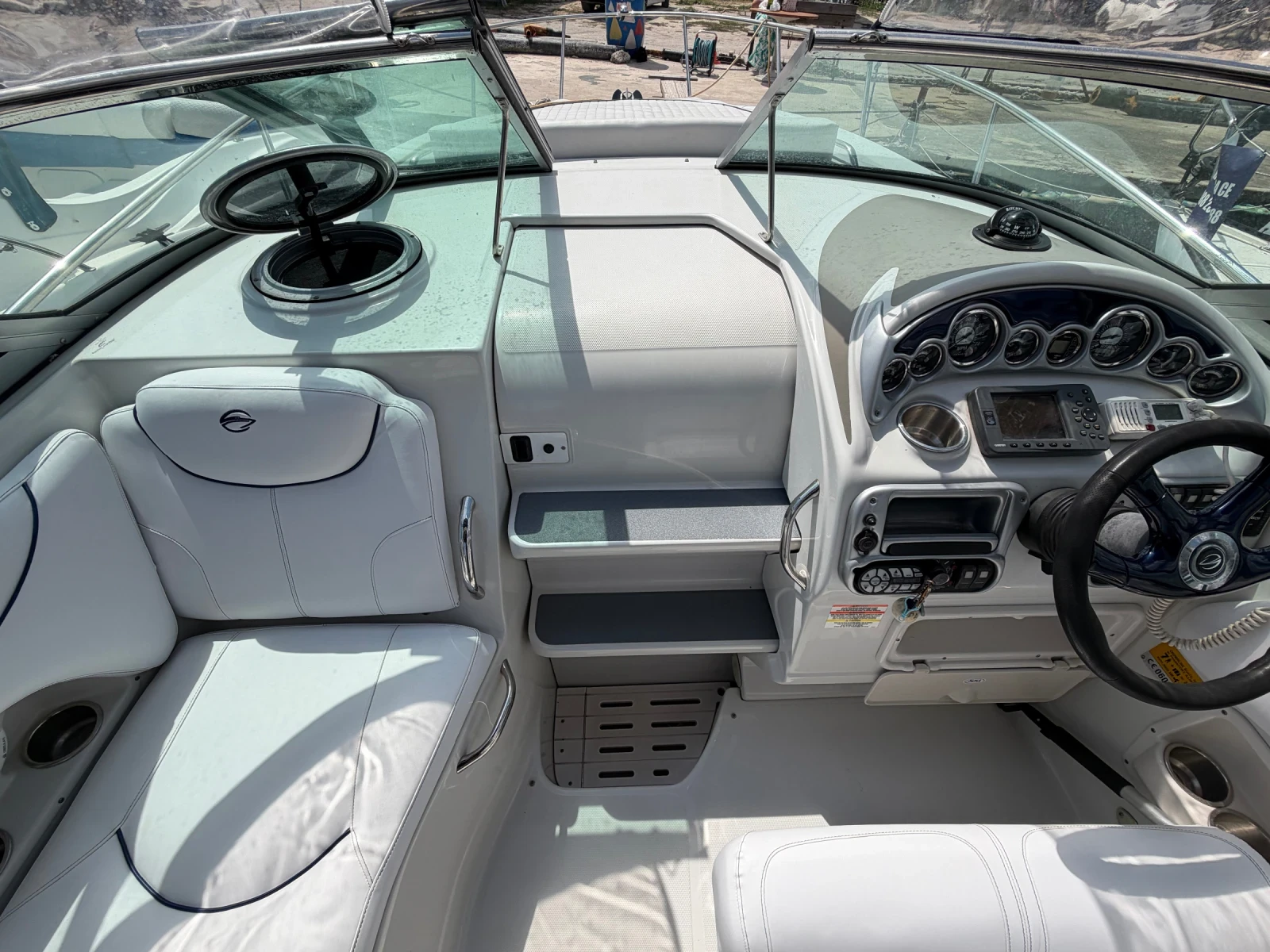 Моторна яхта Crownline 250 CR, снимка 4 - Воден транспорт - 55666715