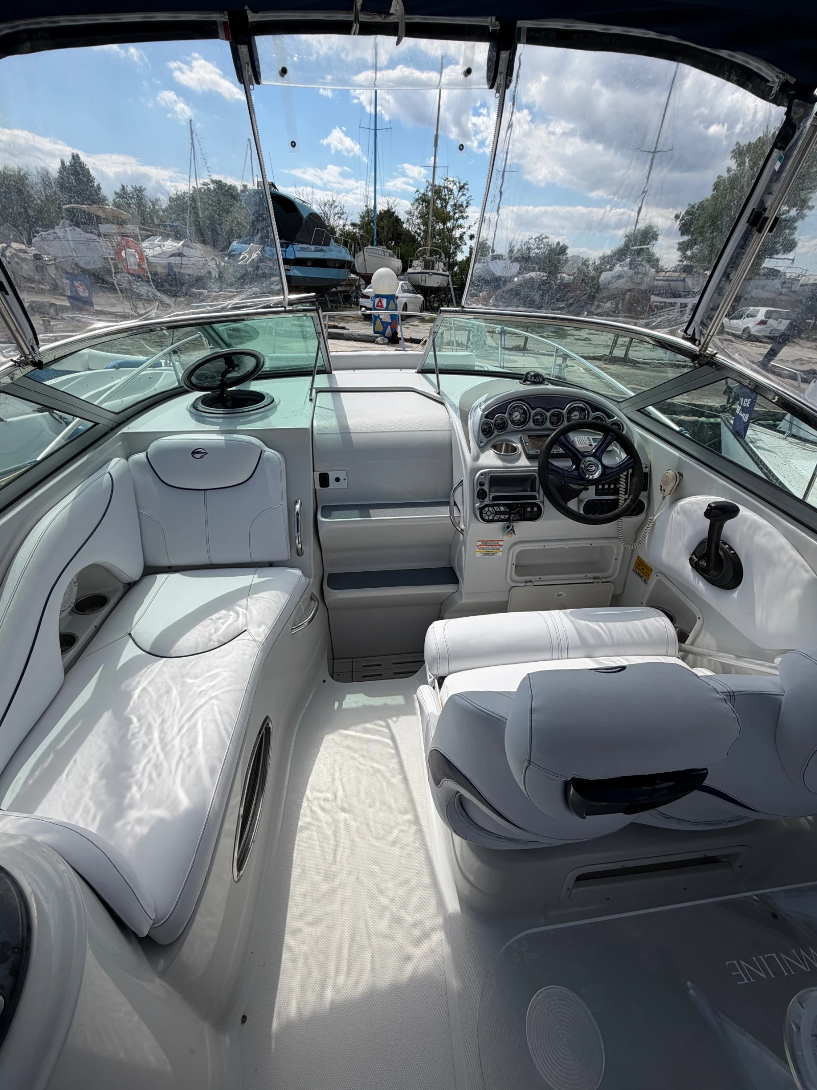 Моторна яхта Crownline 250 CR, снимка 5 - Воден транспорт - 55666715