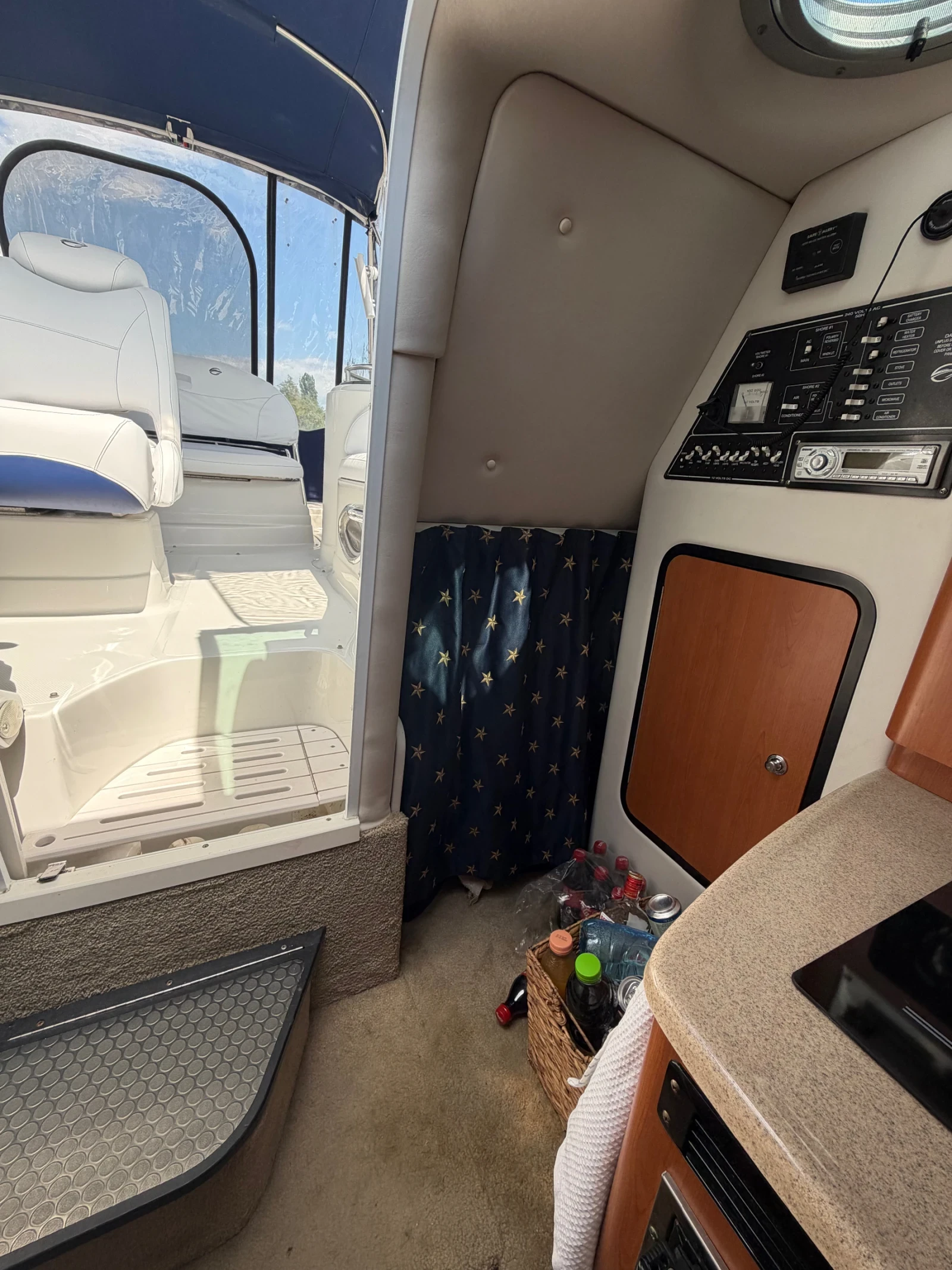 Моторна яхта Crownline 250 CR, снимка 12 - Воден транспорт - 55666715