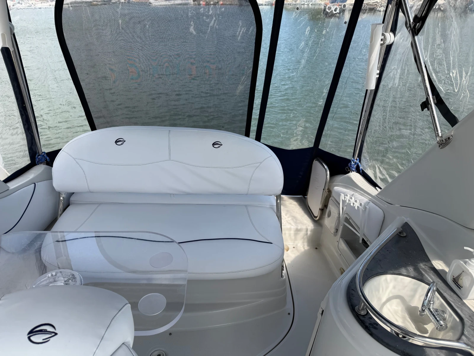 Моторна яхта Crownline 250 CR, снимка 7 - Воден транспорт - 55666715