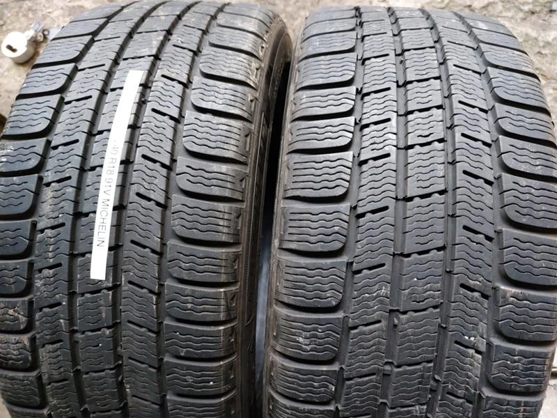 Гуми Зимни 235/40R18, снимка 1 - Гуми и джанти - 35981540