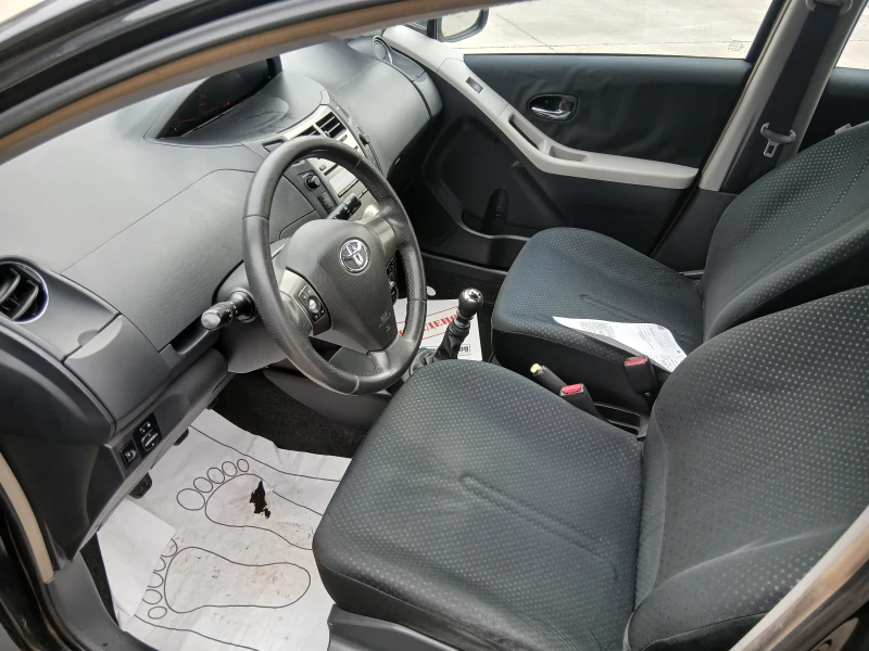 Toyota Yaris 1.3i 153000km, снимка 11 - Автомобили и джипове - 47739292