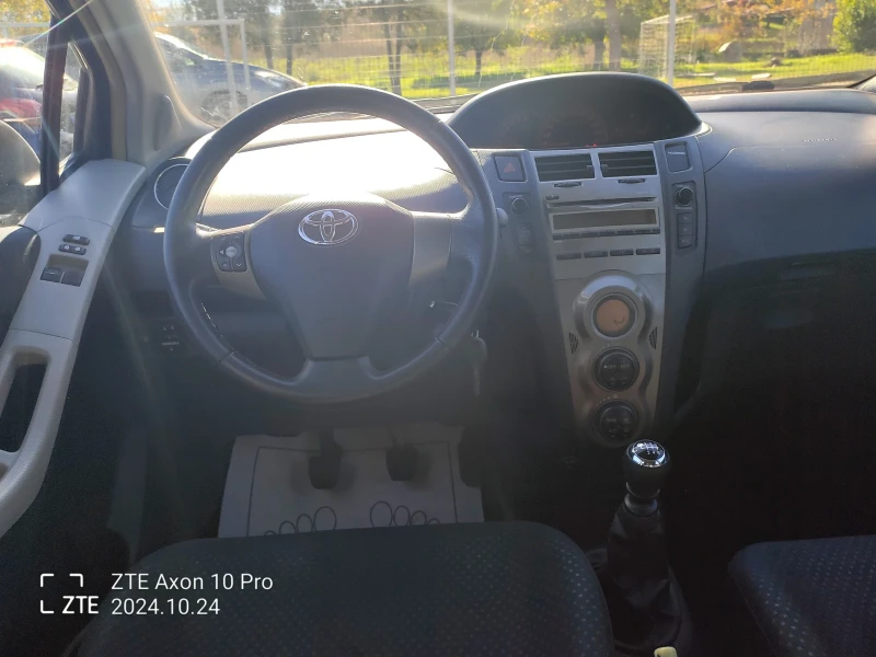 Toyota Yaris 1.3i 153000km, снимка 11 - Автомобили и джипове - 47739292