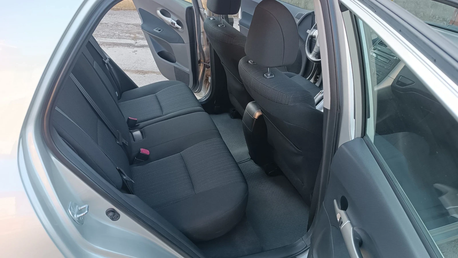 Toyota Auris 1.6-топ състояние докаран на ход - изображение 10