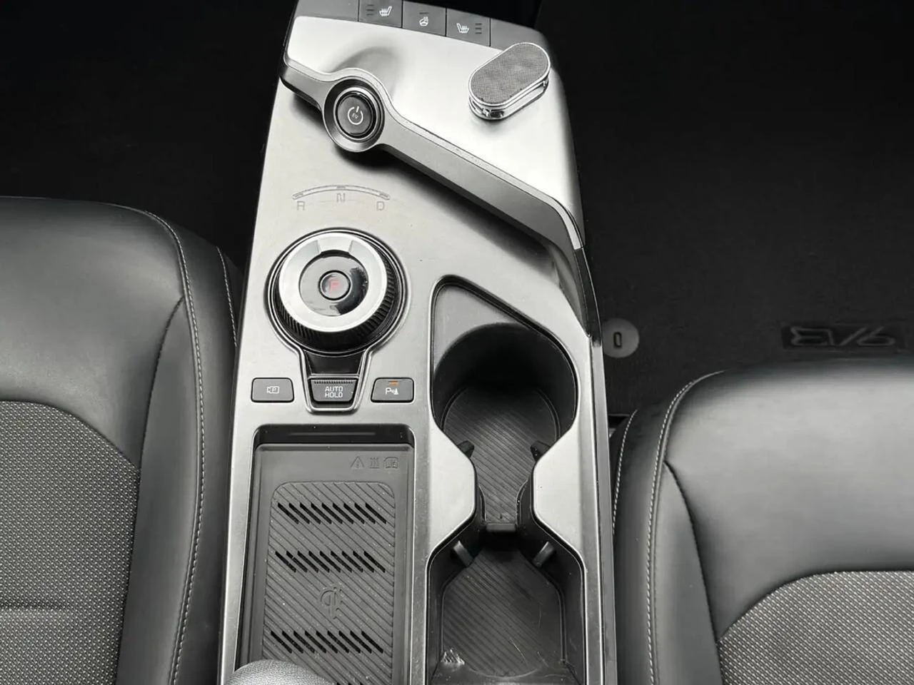Kia EV6 Long Range* Distronic* Carplay* Подгреви* , снимка 15 - Автомобили и джипове - 54957477