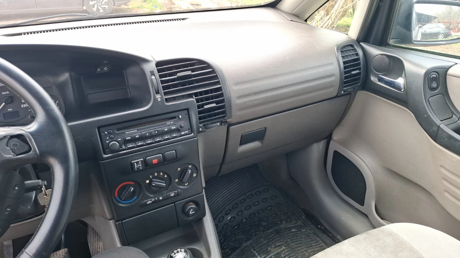 Opel Zafira Бензин/газ, снимка 7 - Автомобили и джипове - 56107041