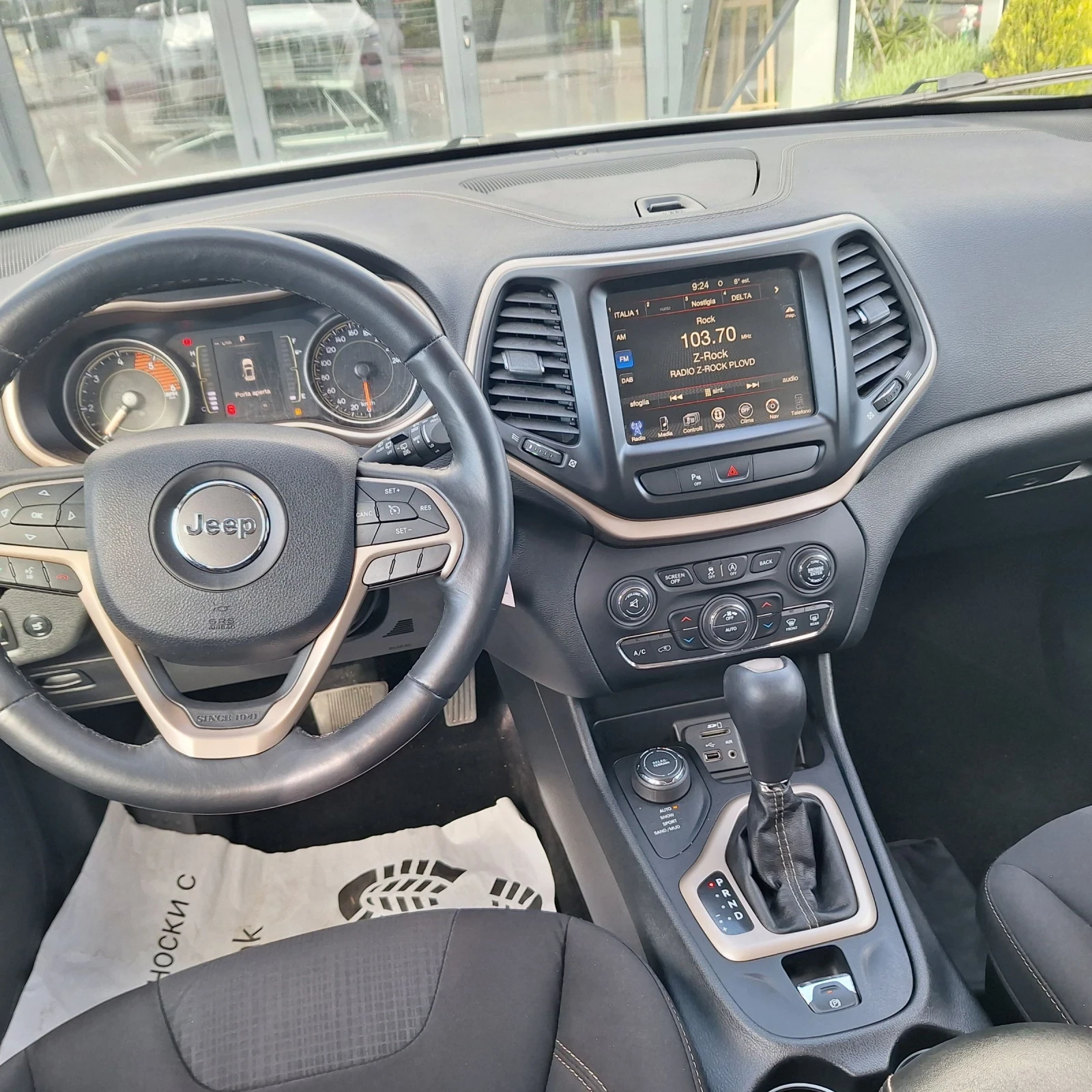Jeep Cherokee 2.24х4, снимка 11 - Автомобили и джипове - 54412051