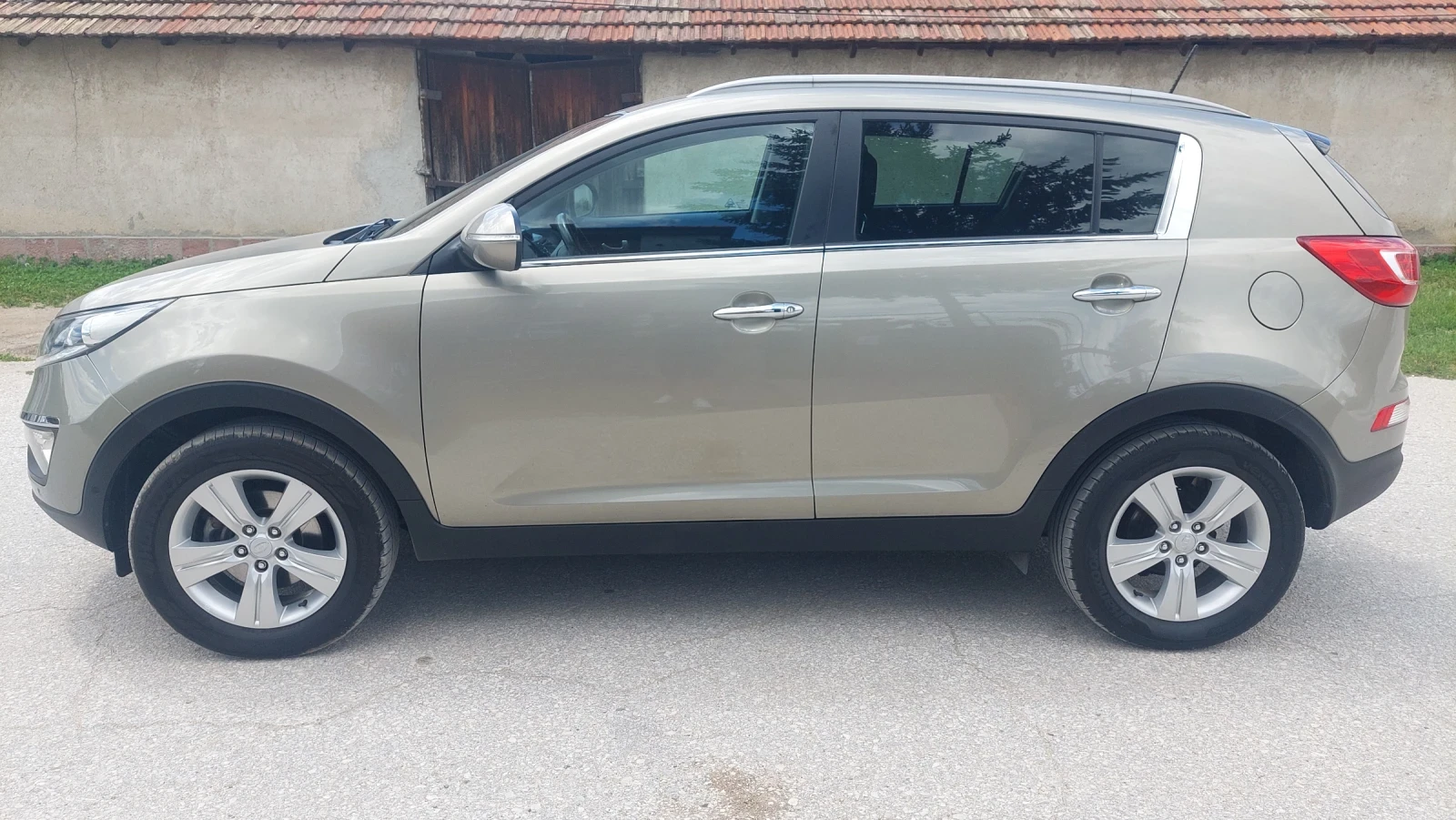 Kia Sportage 1.6i FULL EKSTRI, снимка 4 - Автомобили и джипове - 54726539