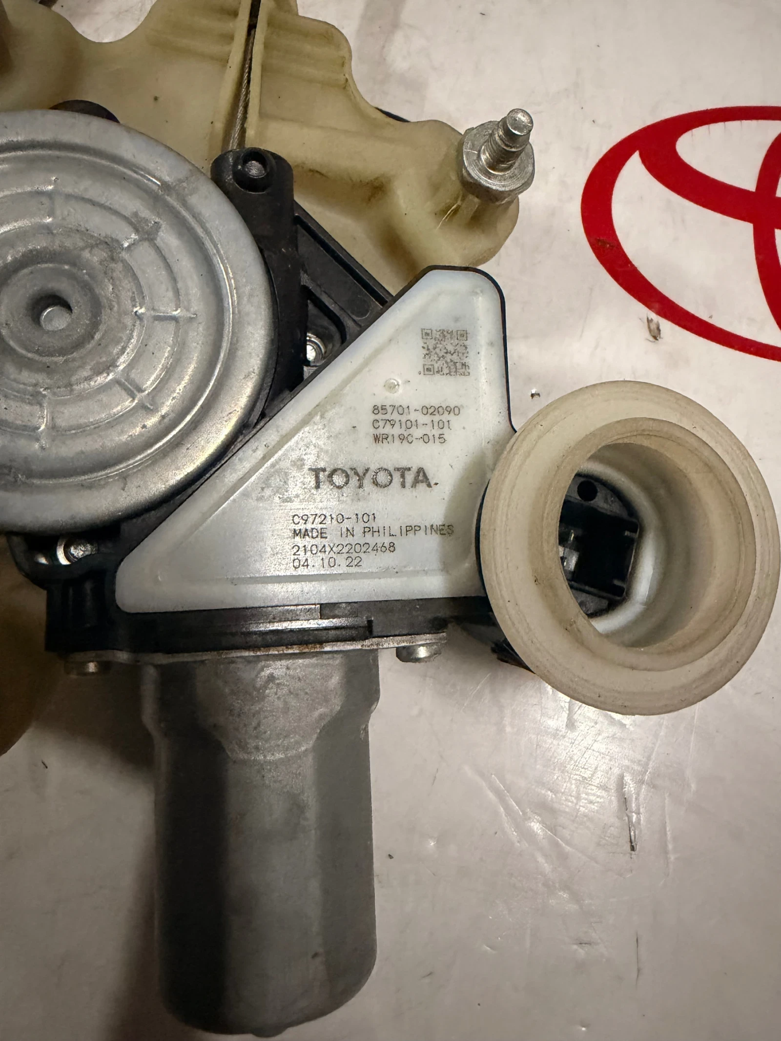 C86184-107 69830-02681 Мот. с мех. ел. стъкло задно дясно TOYOTA COROLLA 2020 85701-02090 C97210-101, снимка 2 - Части - 54745862