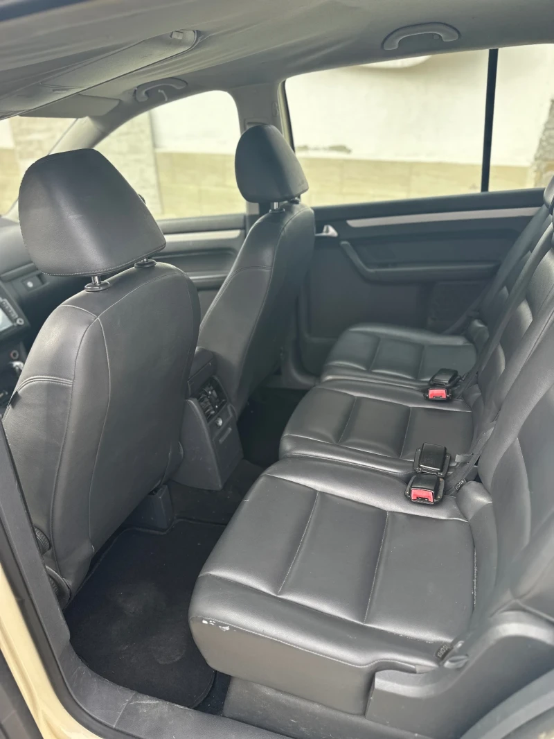 VW Touran 1.6 Автомат, Кожа, снимка 6 - Автомобили и джипове - 52186557