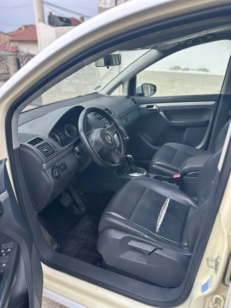 VW Touran 1.6 Автомат, Кожа, снимка 5 - Автомобили и джипове - 52186557