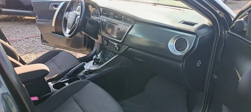 Toyota Auris 1.8 Hybrid * Италия , снимка 11 - Автомобили и джипове - 52626986