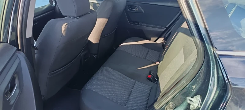 Toyota Auris 1.8 Hybrid * Италия , снимка 13 - Автомобили и джипове - 52626986