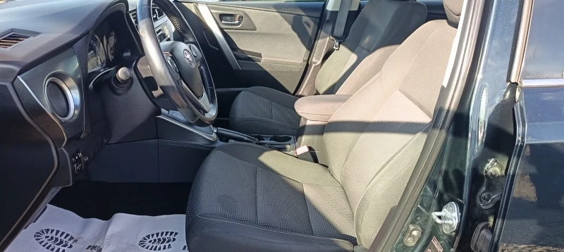 Toyota Auris 1.8 Hybrid * Италия , снимка 9 - Автомобили и джипове - 52626986