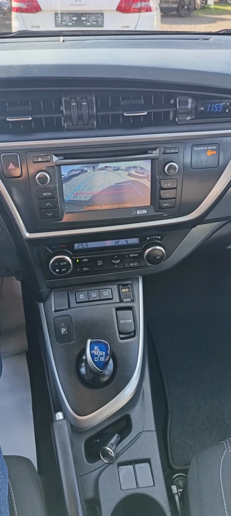 Toyota Auris 1.8 Hybrid * Италия , снимка 14 - Автомобили и джипове - 52626986