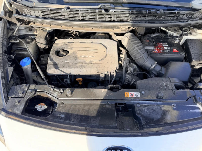 Kia Carens 1.7 CRDI, снимка 15 - Автомобили и джипове - 52761586