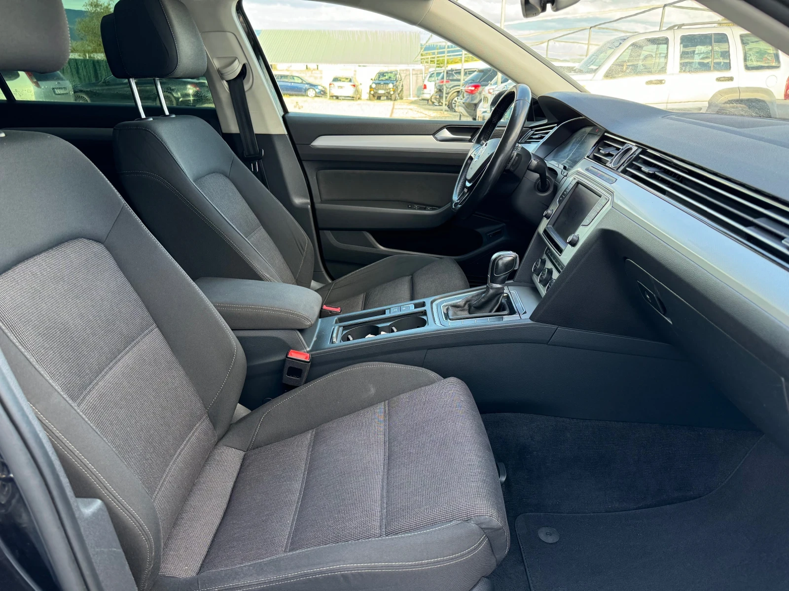 VW Passat 2.0d/150hp/Дигитал/Масаж/Navi/Панорама  | Mobile.bg — изображение 12