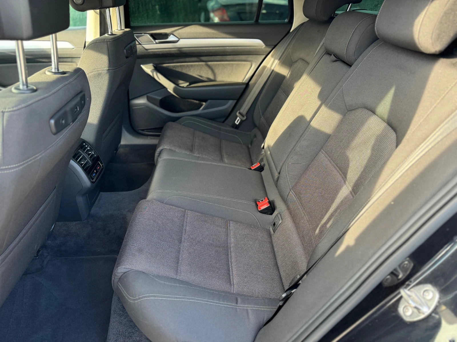 VW Passat 2.0d/150hp/Дигитал/Масаж/Navi/Панорама  | Mobile.bg — изображение 14