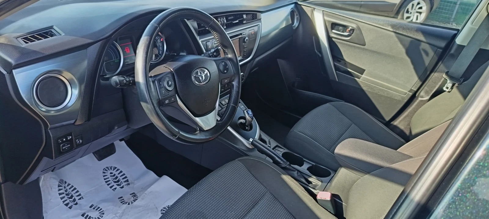 Toyota Auris 1.8 Hybrid * Италия  - изображение 8