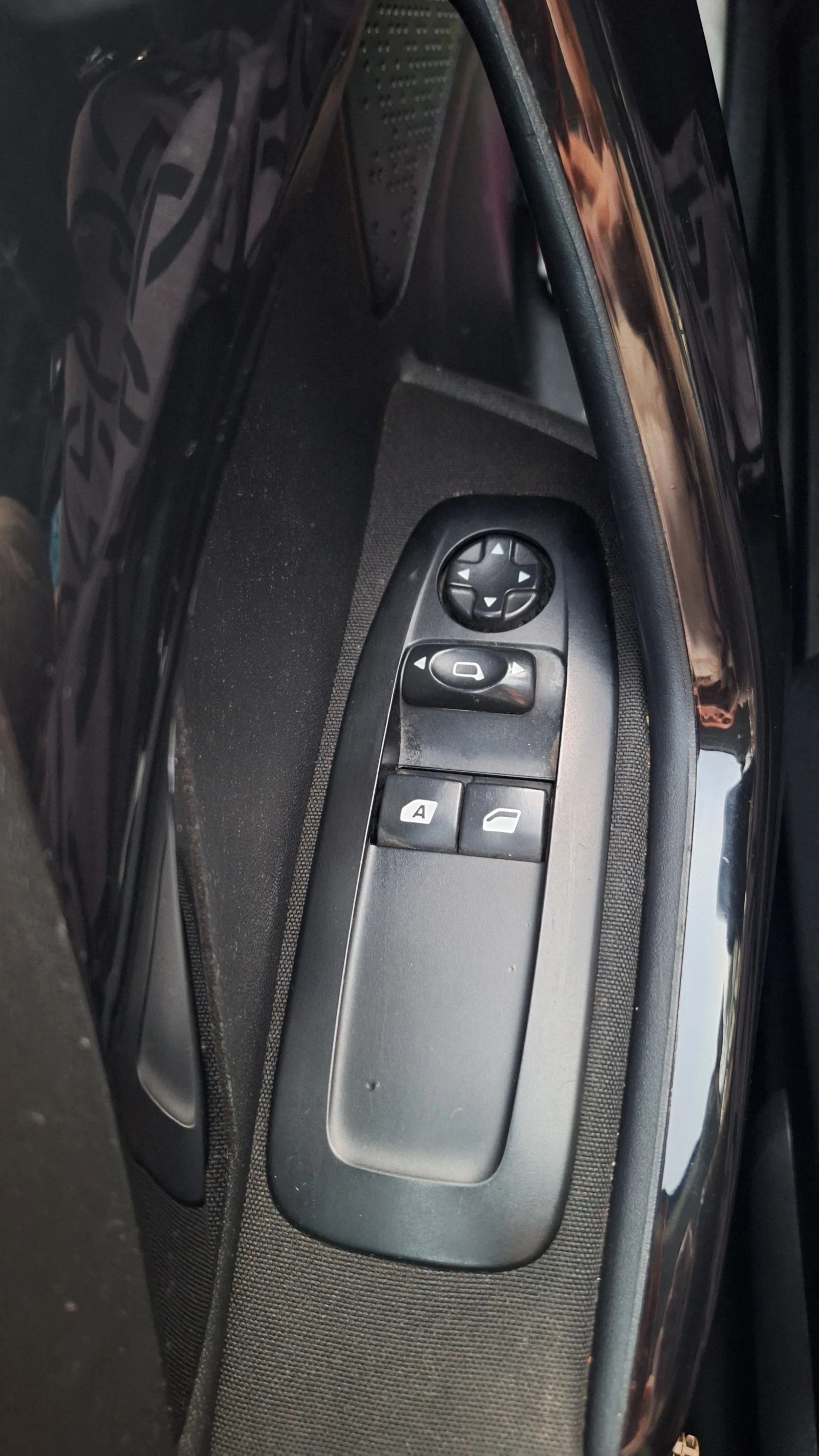 Peugeot 208 1.4 хди, снимка 9 - Автомобили и джипове - 53906624