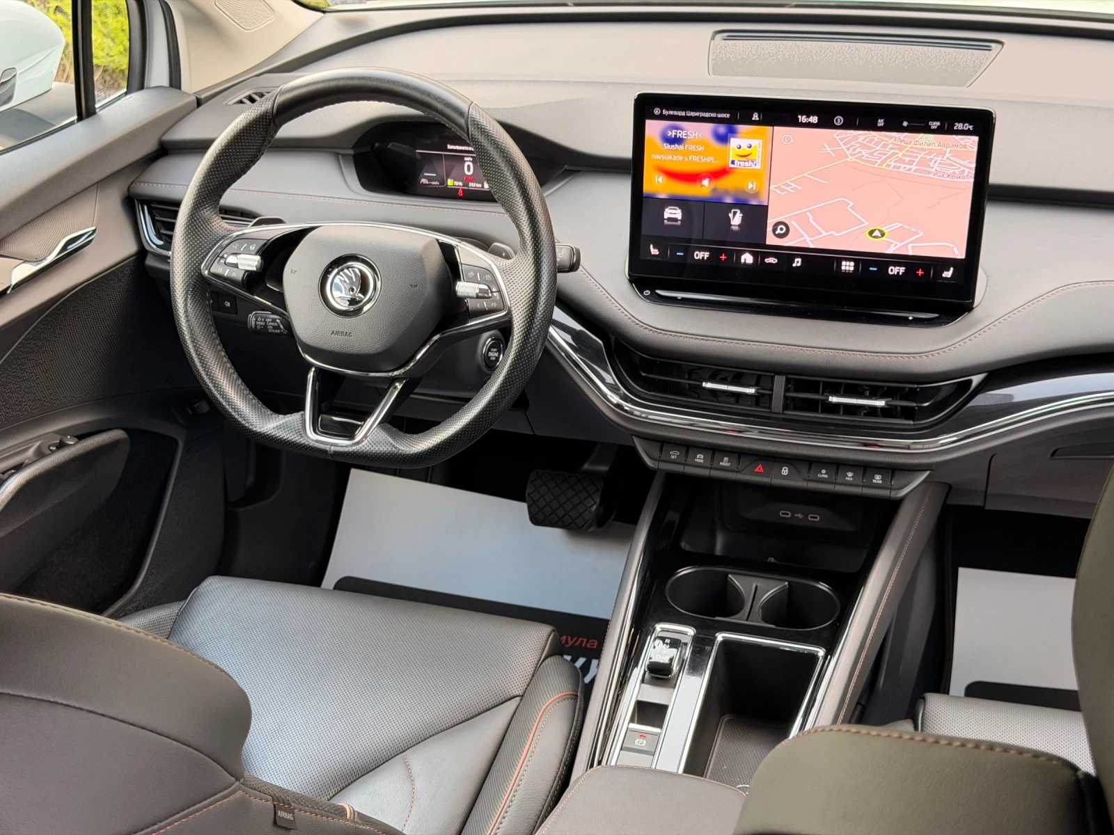 Skoda Enyaq IV80-KEYLESS-ТЕРМОПОМПА-КОЖА-ПАМЕТ-ПОДГРЕВ-УНИКАТ!, снимка 12 - Автомобили и джипове - 55671566