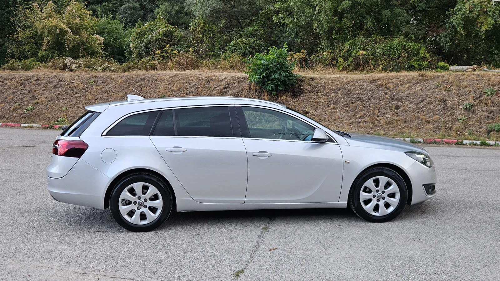 Opel Insignia 1.6 CDTI NAVIG/KLIMATTONIK/6skorosti/FACELIFT, снимка 7 - Автомобили и джипове - 56241649