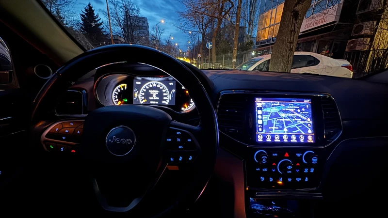 Jeep Grand cherokee Overland 5.7, снимка 17 - Автомобили и джипове - 53239273