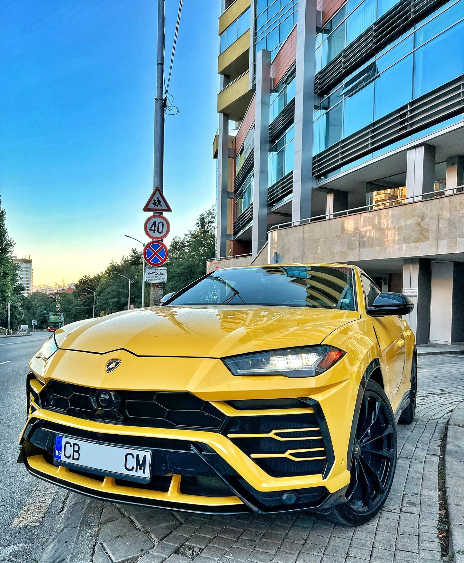 Lamborghini Urus НАЛИЧЕН/ 16х км/CARBON/Akrapovic/PANO/HeadUp/360  - [1] 