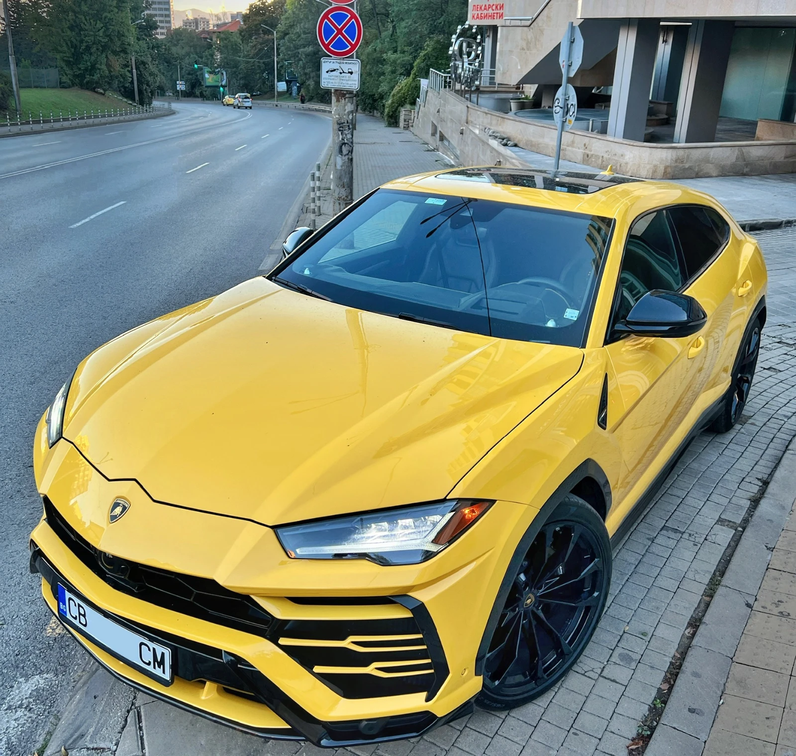 Lamborghini Urus НАЛИЧЕН/ 16х км/CARBON/Akrapovic/PANO/HeadUp/360  - изображение 7