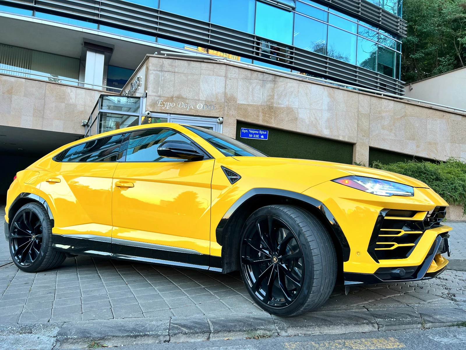 Lamborghini Urus НАЛИЧЕН/ 16х км/CARBON/Akrapovic/PANO/HeadUp/360  - изображение 9