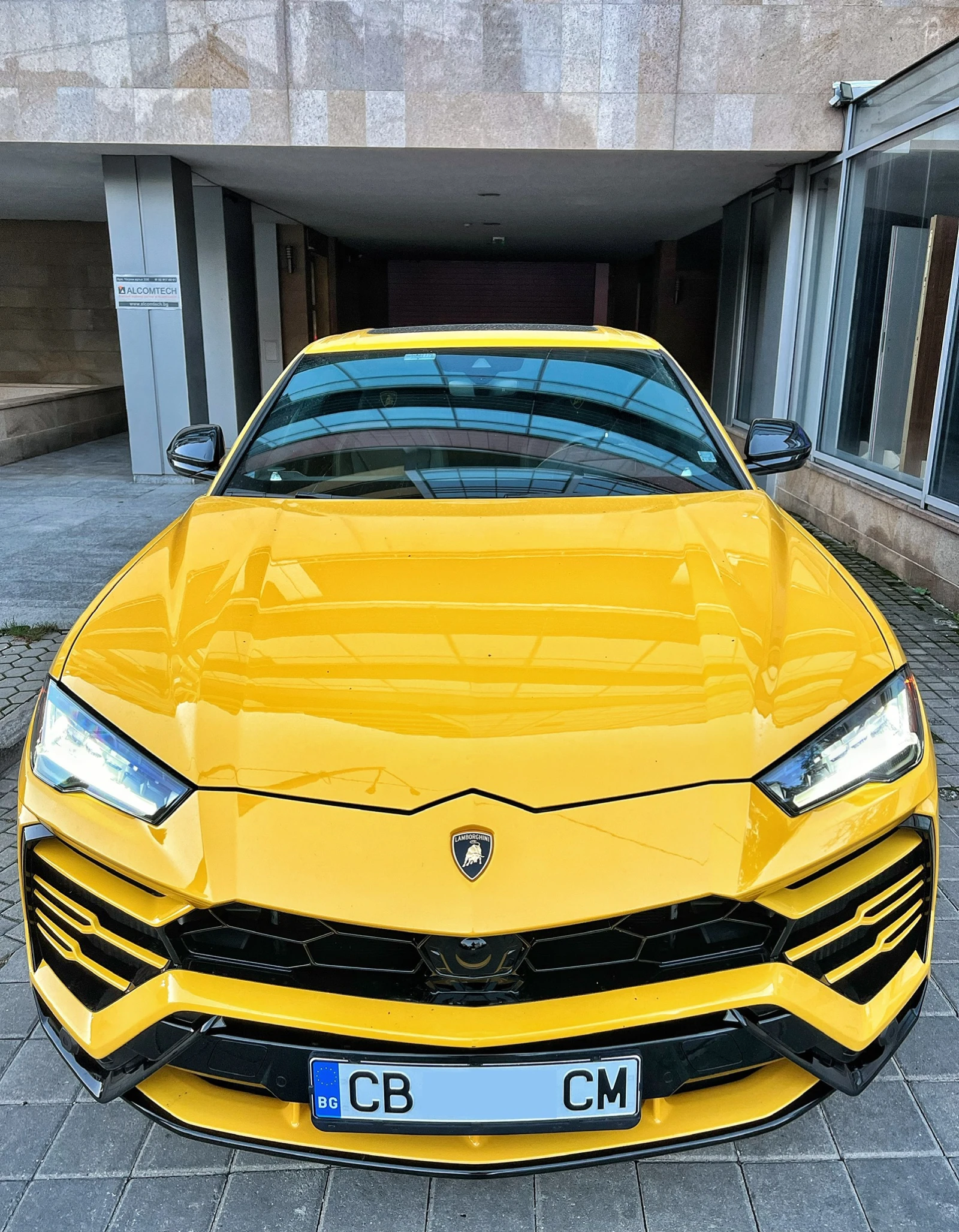 Lamborghini Urus НАЛИЧЕН/ 16х км/CARBON/Akrapovic/PANO/HeadUp/360  - изображение 3