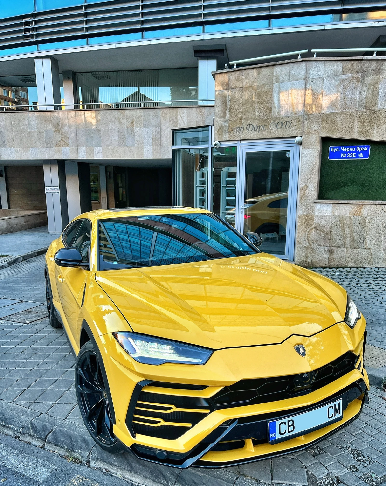 Lamborghini Urus НАЛИЧЕН/ 16х км/CARBON/Akrapovic/PANO/HeadUp/360  - изображение 5