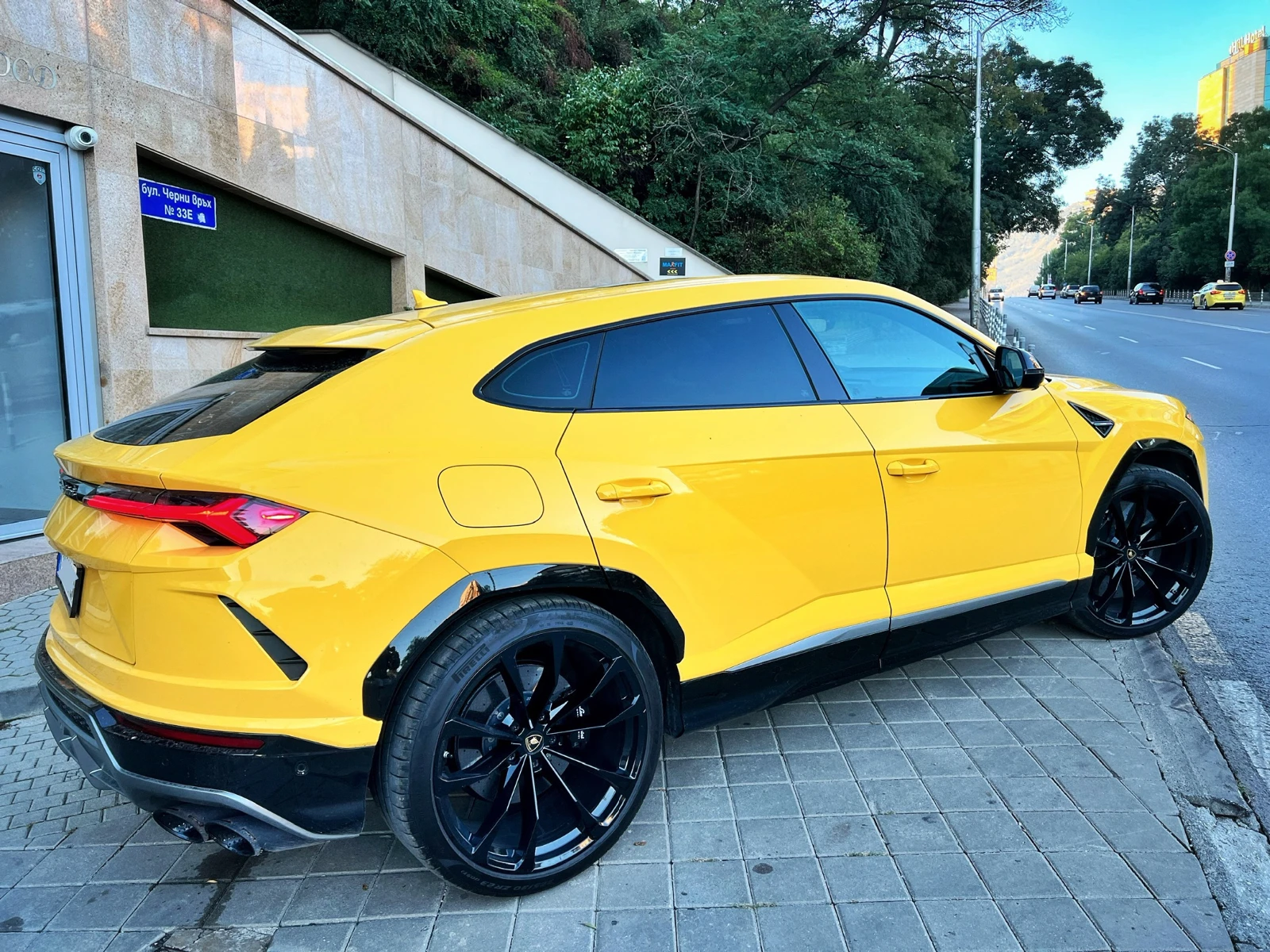 Lamborghini Urus НАЛИЧЕН/ 16х км/CARBON/Akrapovic/PANO/HeadUp/360  - изображение 4